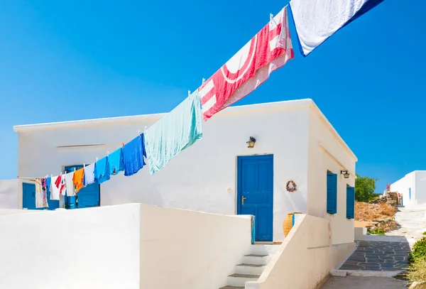Laundry line outside Greek island house — Stock Photo, Image