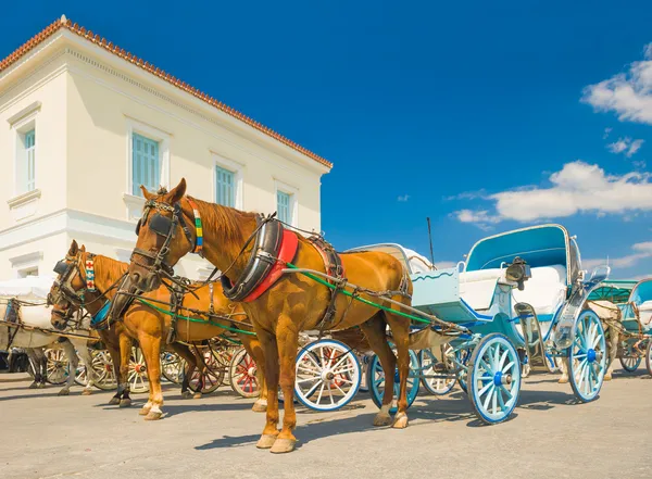 Traditionella hästdragna taxibilar på ön spetses, Grekland Stockbild