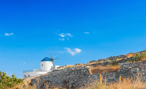 Väderkvarn i sifnos — Stockfoto