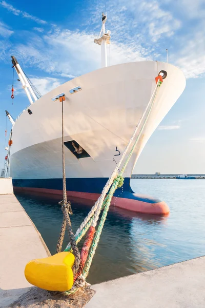 Angedocktes Trockenfrachtschiff mit bauchfreiem Bug — Stockfoto