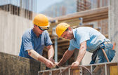 stavební dělníci pracují na cement bednění rámce