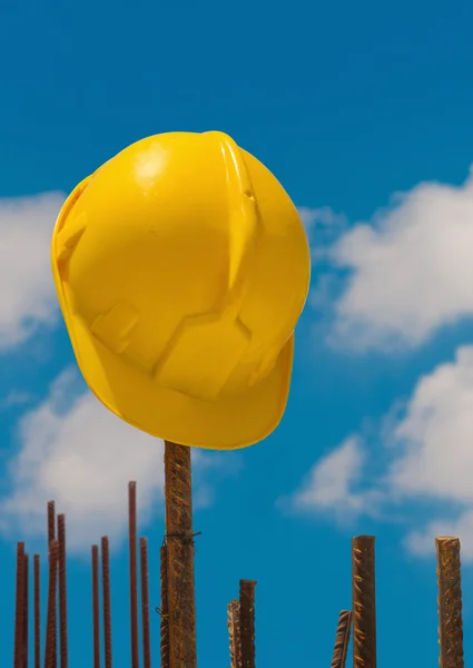 Casco da costruzione su barre d'acciaio — Foto Stock