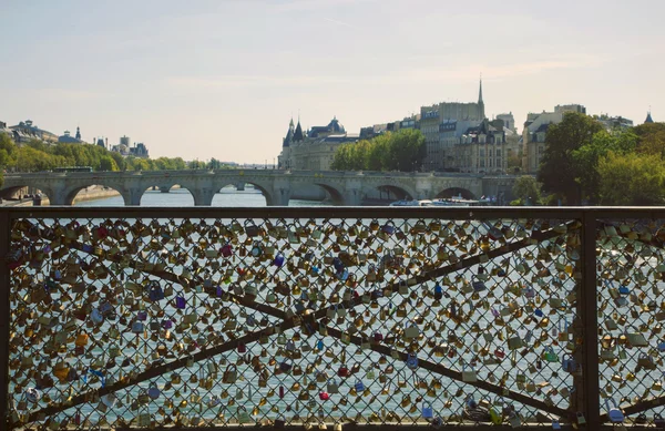 Любовь навсегда в Париже — стоковое фото
