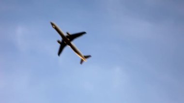 çapraz uçan uçaklar