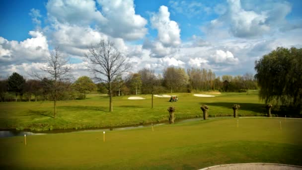 Campo de golf primavera — Vídeo de stock