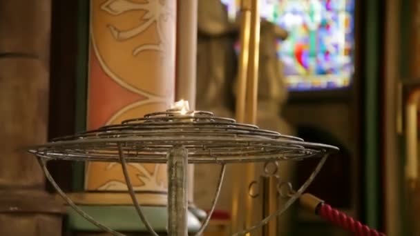 Свічки в готичний собор — стокове відео