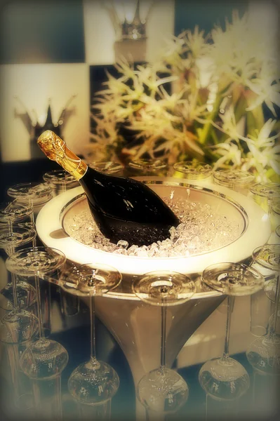 Champagne in ciotola — Foto Stock