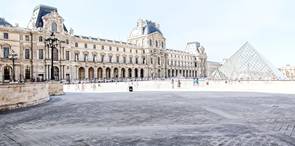 Louvre panorama s korunou — Stock fotografie