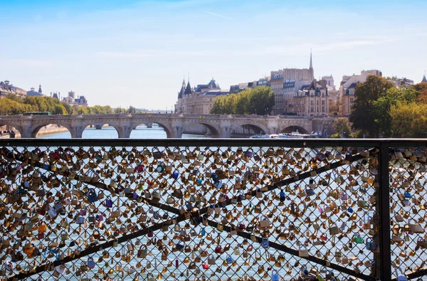 Puente del amor en París — Foto de Stock