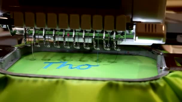 Máquina de coser moderna — Vídeo de stock