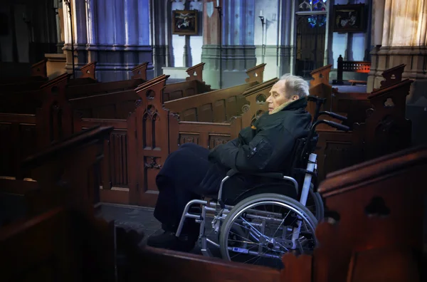 Oude man in de kerk — Stockfoto