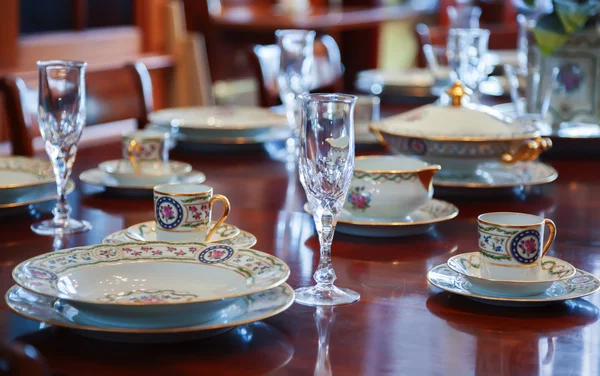 Tea set by classic table — Stock Photo, Image