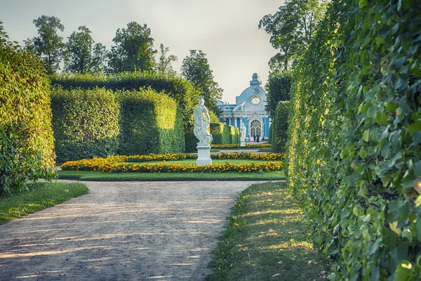 Abend im klassischen Park — Stockfoto