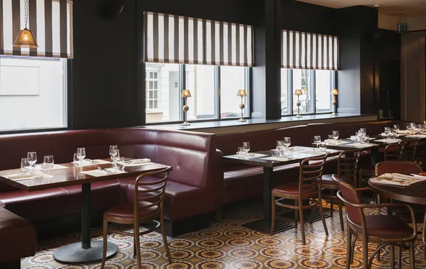 Table dans un restaurant moderne — Photo