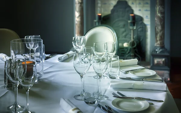 豪華なテーブルの上のガラス — ストック写真