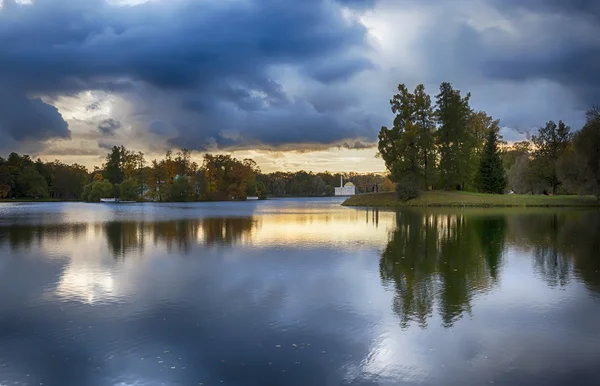 Kväll i höst park — Stockfoto