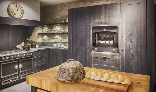 Детали деревянной кухни — стоковое фото