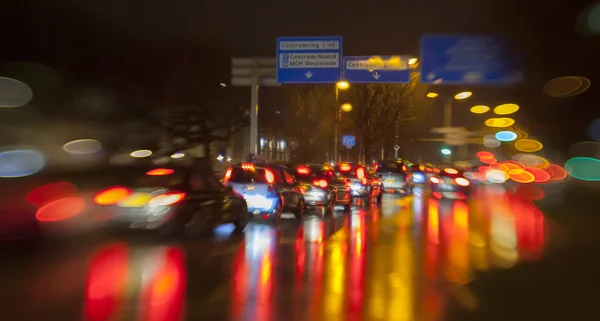 Verkeerslicht in regen stad — Stockfoto