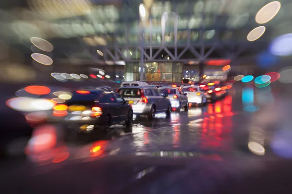 Traffic light in rain city — Stock Photo, Image