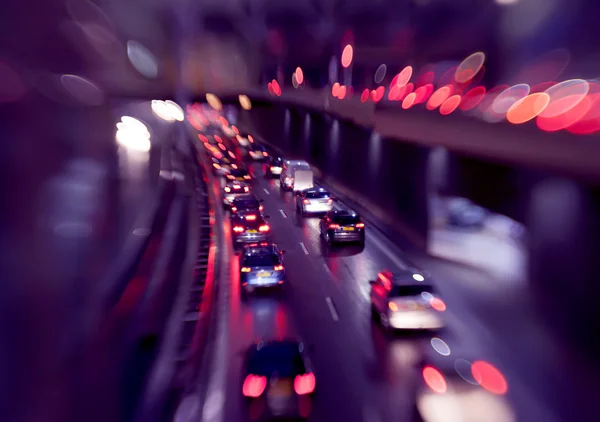 Verkeerslicht in regen stad — Stockfoto