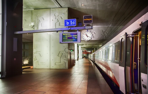 Plataforma del tren por Antwerpen — Foto de Stock