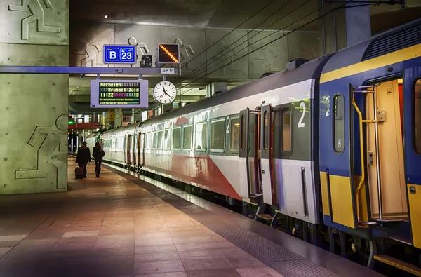 Pasajeros por plataforma de tren — Foto de Stock