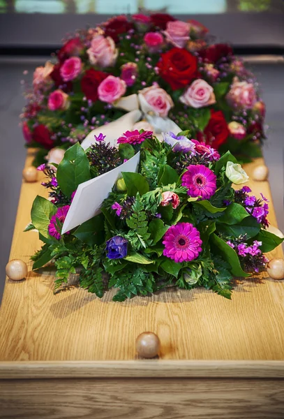 Arranjo de flores para o funeral — Fotografia de Stock