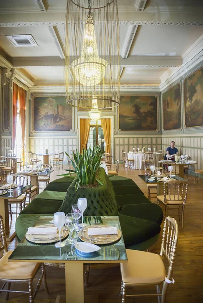 Tisch im Luxusrestaurant — Stockfoto