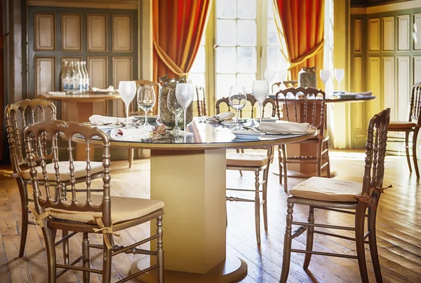 古典的なレストランのテーブル — ストック写真