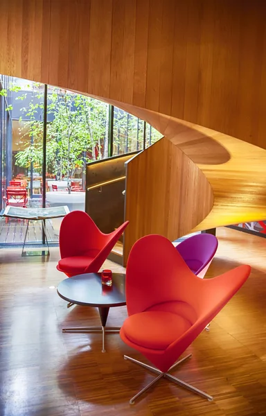 近代的な階段でスタイリッシュな椅子 — ストック写真