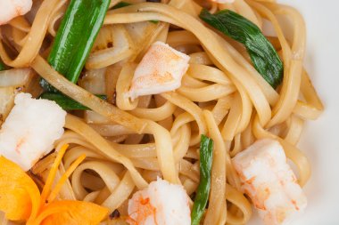 Deniz ürünleri ile Japon erişte