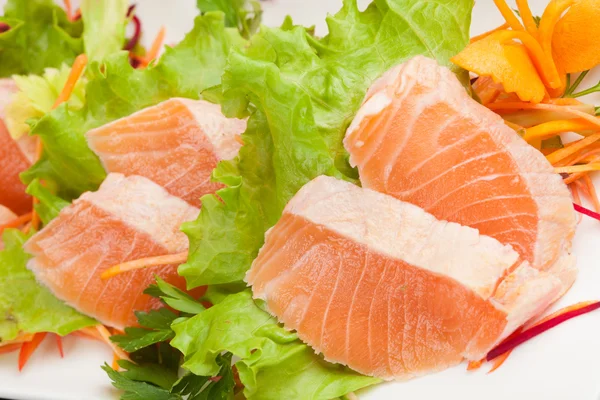 Pescado crudo japonés con verduras —  Fotos de Stock