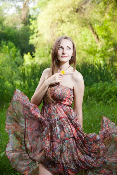 Mooi en sensueel meisje in de natuur — Stockfoto