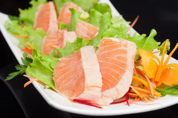 Japanska rå fisk med grönsaker — Stockfoto