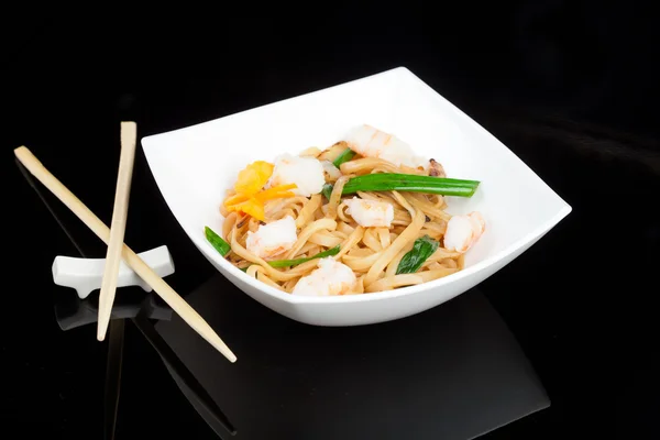 Fideos japoneses con mariscos —  Fotos de Stock