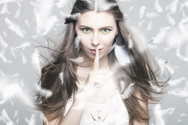 beyaz zemin üzerine güzel bir kızın portresi