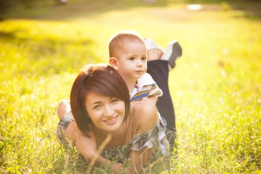 mutlu küçük çocuk annesi ile parkta