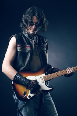 Rocker bir elektro gitar ile