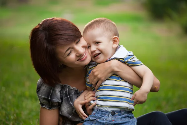 Menino feliz no parque com a mãe — Fotografia de Stock