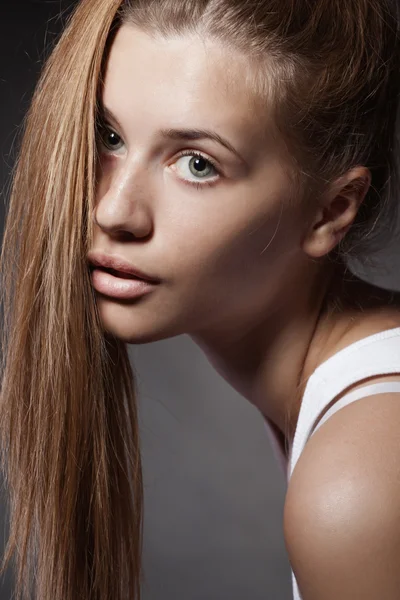 Schöne Haare, Porträt eines jungen Mädchens — Stockfoto