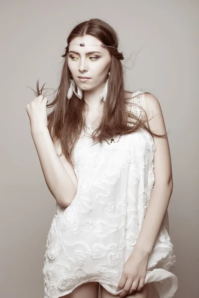 흰색 바탕에 아름 다운 여자의 초상화 — 스톡 사진
