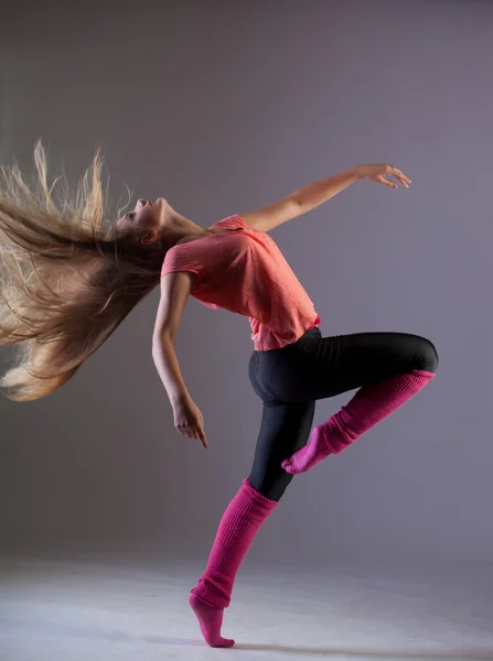 Bailarina de ballet moderna bailando sobre el fondo blanco del estudio — Foto de Stock