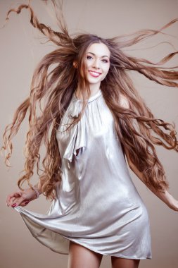 güzel uzun saçlı glamour genç kız closeup portresi