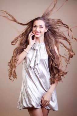 güzel uzun saçlı glamour genç kız closeup portresi