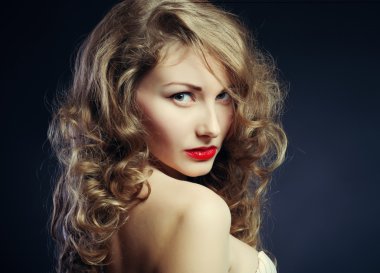 güzel uzun saçlı glamour genç kız closeup portresi
