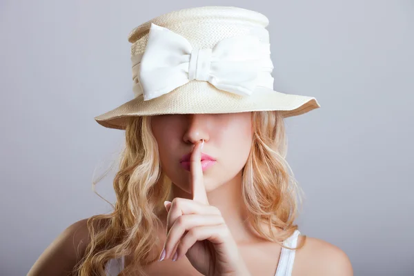 Hermosa joven en un sombrero — Foto de Stock