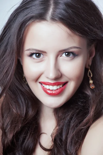 Retrato de una hermosa chica sobre fondo blanco — Foto de Stock