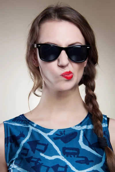 Menina bonita e de moda em óculos de sol, close-up retrato, tiro estúdio — Fotografia de Stock