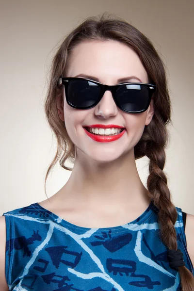 Mooie en mode meisje in zonnebril, close-up portret, studio schot — Stockfoto