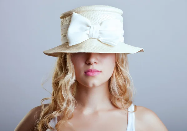 Hermosa joven en un sombrero — Foto de Stock